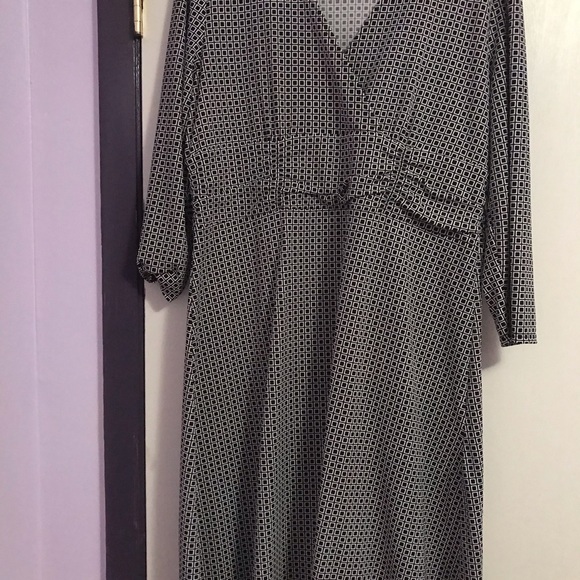 Ann Taylor Dress. Size 16. Grey and White. V neck - Picture 3 of 8